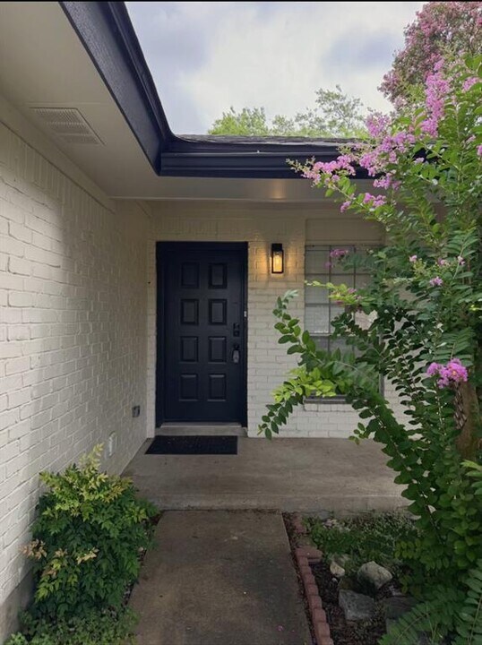 11427 Ptarmigan Dr in Austin, TX - Building Photo