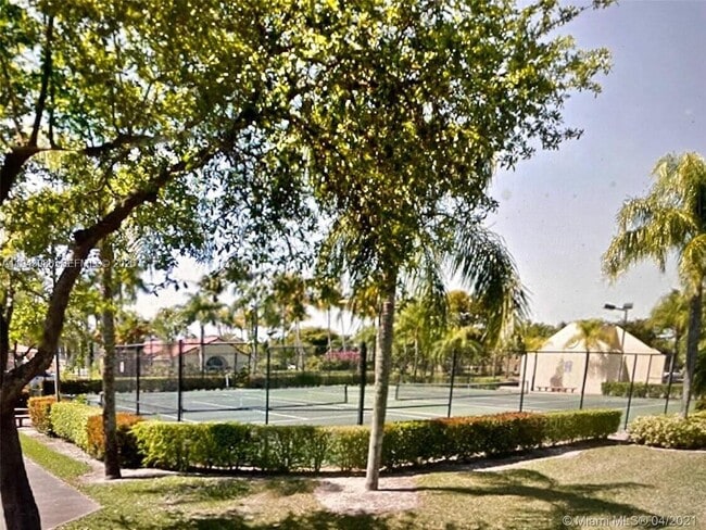 901 Lyons Rd in Coconut Creek, FL - Foto de edificio - Building Photo