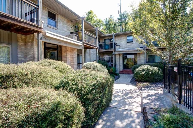 Coolwood Condo in Little Rock, AR - Foto de edificio