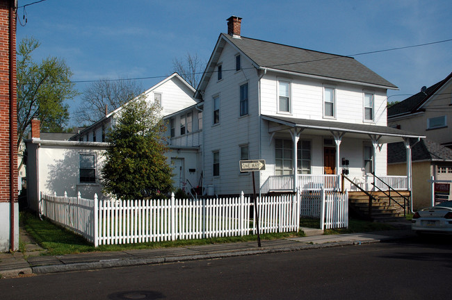 27 E Walnut St in Sellersville, PA - Building Photo - Building Photo