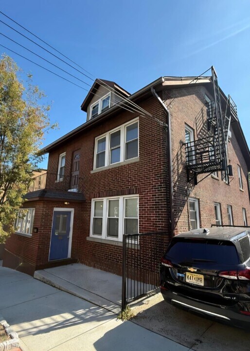 610 Gregory Ave in Weehawken, NJ - Building Photo