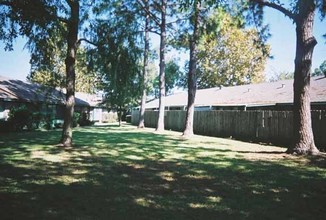 Village Green Townhomes in Baytown, TX - Building Photo - Building Photo