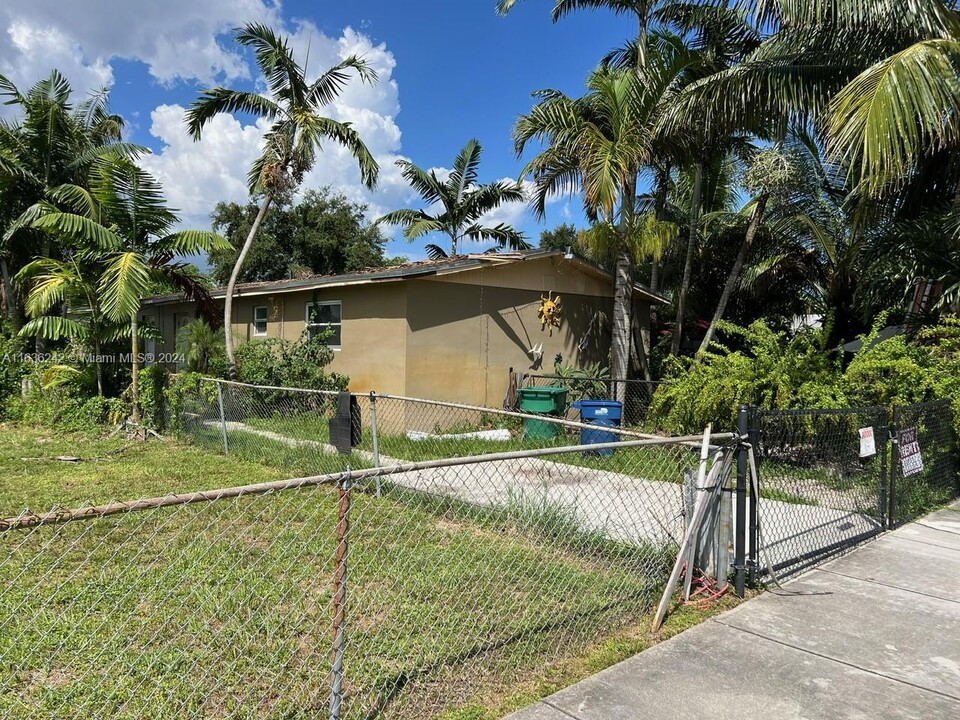 3923 NW 164th St in Miami Gardens, FL - Building Photo