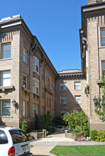 Hampton Court Apartments in Seattle, WA - Building Photo - Building Photo