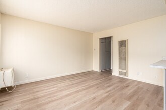 700 S Lake St in Burbank, CA - Foto de edificio - Interior Photo