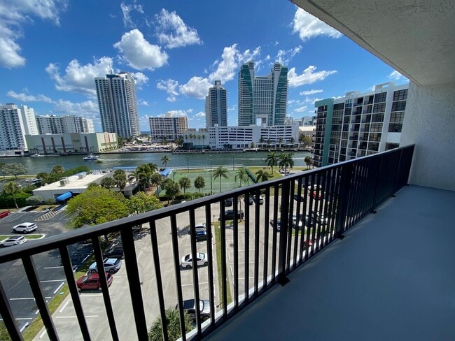 400 Leslie Dr, Unit 810 in Hallandale Beach, FL - Building Photo - Building Photo