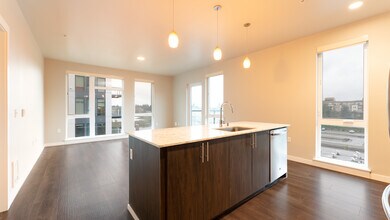 1085 103rd Ave SE in Bellevue, WA - Building Photo - Building Photo