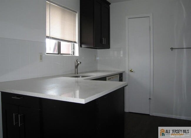property at 816 N Oaks Blvd