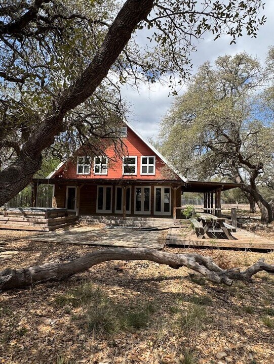 515 Wimberley Oaks Dr in Wimberley, TX - Building Photo