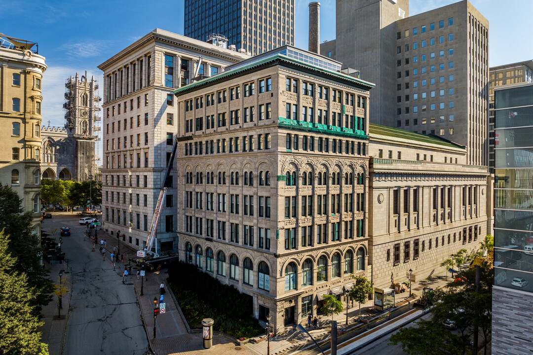 100-104 Saint-Antoine O in Montréal, QC - Building Photo