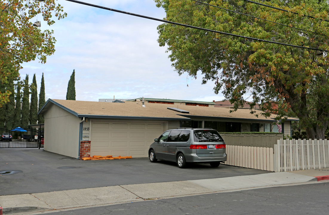 Hidden Pines Apartments in Concord, CA - Building Photo