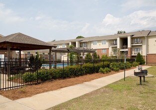 Avalon Apartment - Income Restricted in Columbus, GA - Foto de edificio - Building Photo