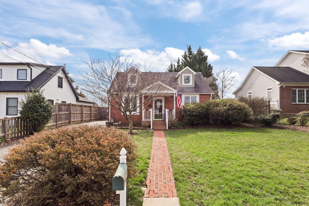 6915 Farragut Ave in Falls Church, VA - Building Photo