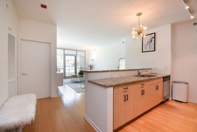 123 S Green St, Unit 602B in Chicago, IL - Building Photo - Building Photo