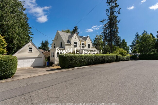 8339 SW 41st Ave in Portland, OR - Building Photo - Building Photo