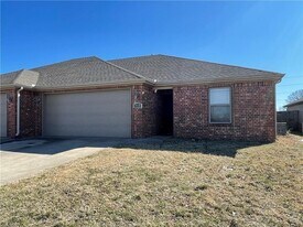 1008 Kensington Dr in Centerton, AR - Building Photo