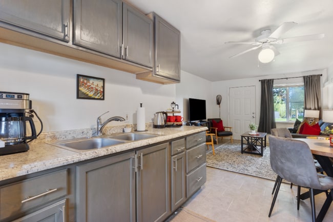 661 8th Ave E N in Columbia Falls, MT - Foto de edificio - Building Photo