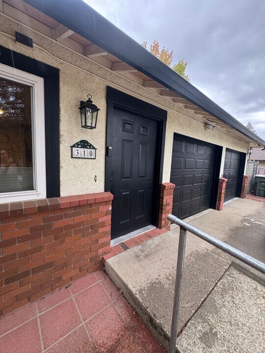 310 Woodhill Dr in Redding, CA - Building Photo