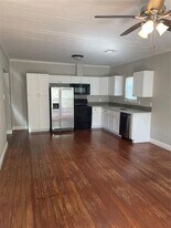 517 Atchison St in Sealy, TX - Building Photo