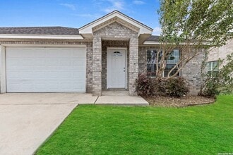 3045 Pine Valley Dr in New Braunfels, TX - Foto de edificio - Building Photo