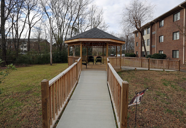 The Wesbury and Wesbury Plaza in Concord, NC - Foto de edificio - Building Photo