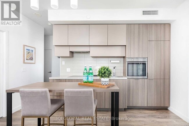 8 Eglinton Ave E in Toronto, ON - Building Photo - Building Photo