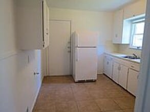 2 Bed, 1 Bath Home with Bonus Room in Bryan for August Move in! in Bryan, TX - Building Photo - Building Photo