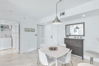 1155 Brickell Bay Dr in Miami, FL - Building Photo - Building Photo