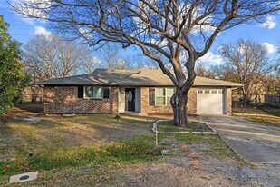 800 Howell Dr in Coppell, TX - Building Photo