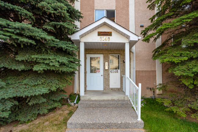 6148 Bowness Rd NW in Calgary, AB - Building Photo - Building Photo