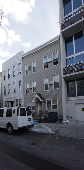 194 Green St in Brooklyn, NY - Building Photo