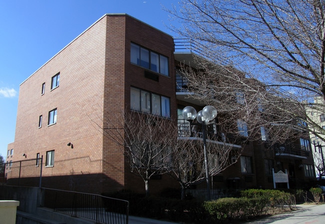 119-40 Metropolitan Ave in Kew Gardens, NY - Foto de edificio - Building Photo