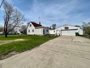 902 Adrian St in Waterloo, IA - Building Photo - Building Photo