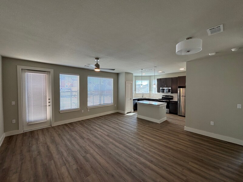 425 El Rio St in San Marcos, TX - Building Photo
