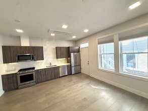 24 Rush St, Unit E in Somerville, MA - Building Photo - Building Photo