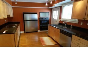 910 W Green St in Champaign, IL - Building Photo - Building Photo