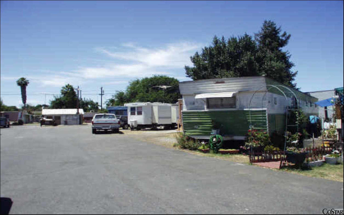 332-340 N Maple Ave in Manteca, CA - Building Photo