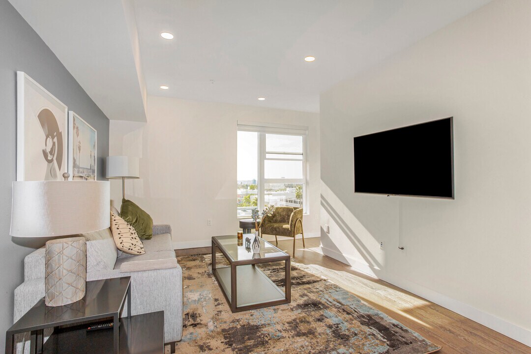 6677 Santa Monica Blvd-Unit -1713 in Los Angeles, CA - Building Photo