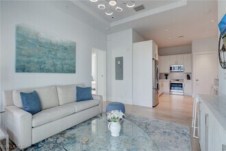 101 8th St S in Naples, FL - Foto de edificio - Building Photo