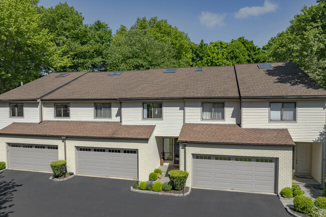 Lansing Meadows in Cos Cob, CT - Building Photo - Building Photo