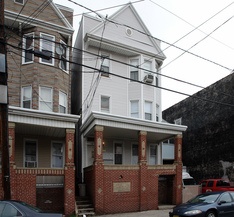 19 W 18th St in Bayonne, NJ - Building Photo