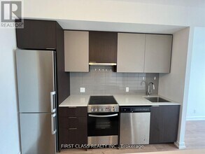 203 College St in Toronto, ON - Building Photo - Building Photo