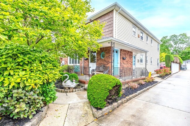 1765 Broadway in Hewlett, NY - Foto de edificio - Building Photo
