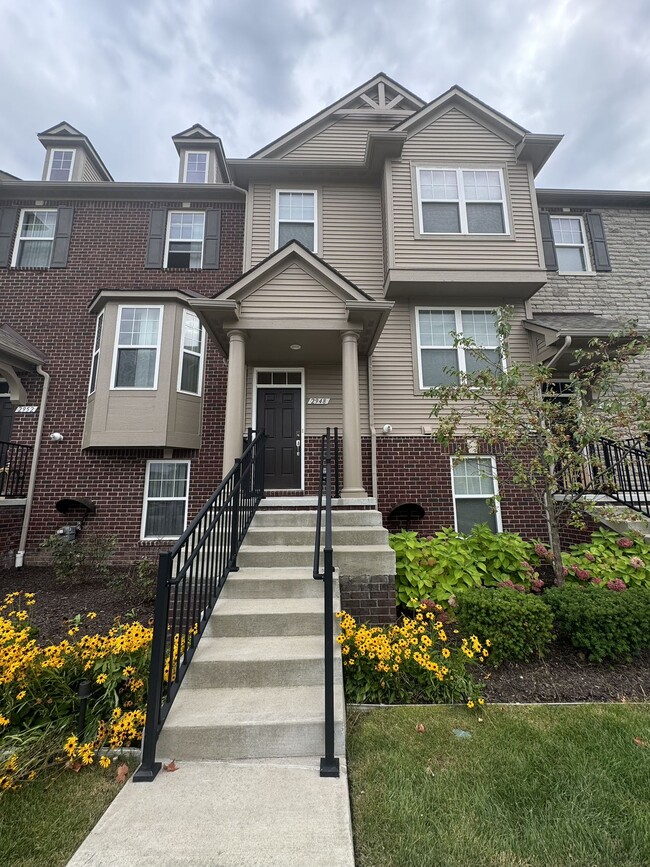 property at 2948 Glenbar Cir