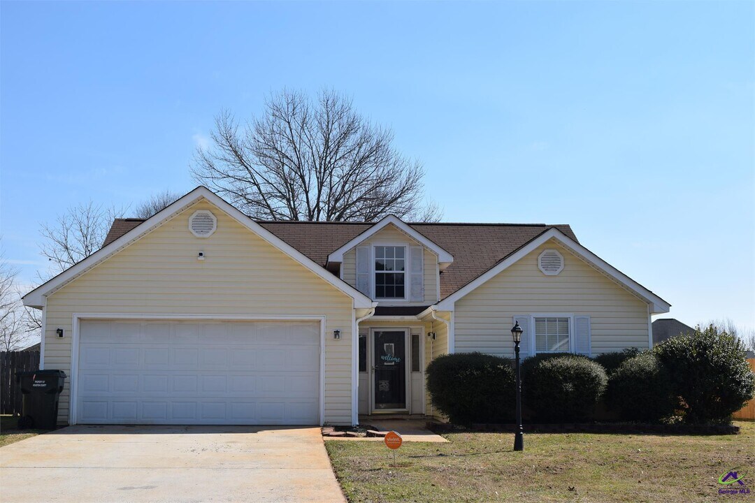 123 Enlish Dr in Bonaire, GA - Building Photo
