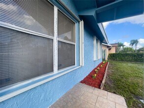 7429 SW 14th Ct in North Lauderdale, FL - Foto de edificio - Building Photo