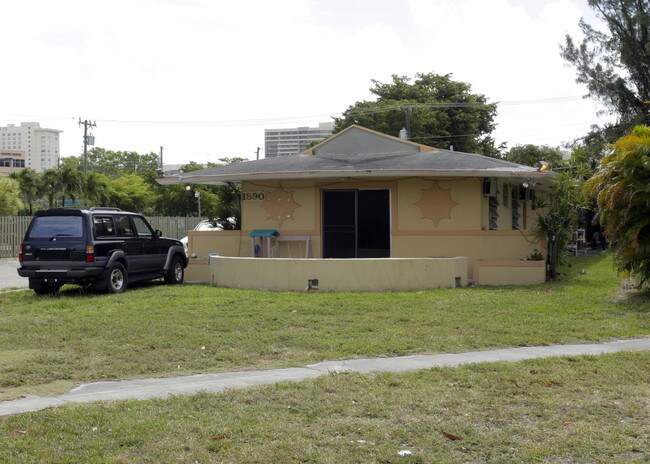 1590 NE 118th St in Miami, FL - Foto de edificio - Building Photo