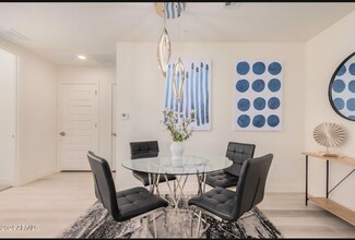 7300 E Earll Dr in Scottsdale, AZ - Foto de edificio - Building Photo