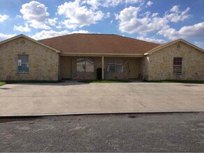 7611 Oak Chase in San Antonio, TX - Building Photo - Building Photo