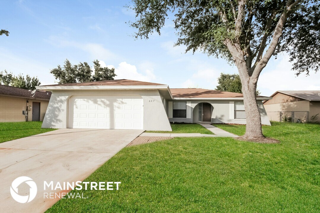 607 Estrada Ln in Kissimmee, FL - Foto de edificio